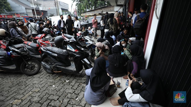 Suasana antrean calon pelamar kerja Shilin di kawasan Jakarta, Kamis (18/4/2024). (CNBC Indonesia/Tri Susilo)