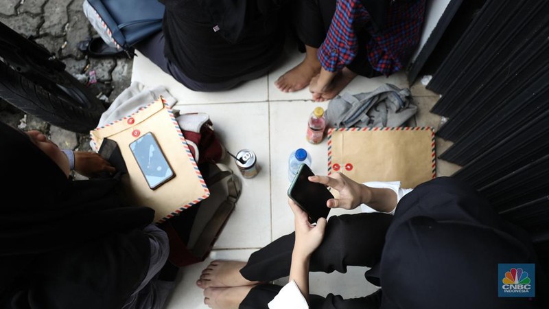 Suasana antrean calon pelamar kerja Shilin di kawasan Jakarta, Kamis (18/4/2024). (CNBC Indonesia/Tri Susilo)