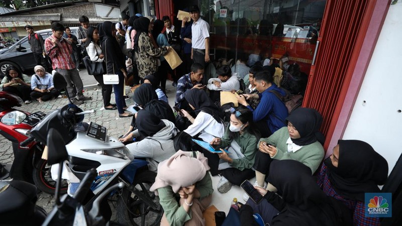 Suasana antrean calon pelamar kerja Shilin di kawasan Jakarta, Kamis (18/4/2024). (CNBC Indonesia/Tri Susilo)