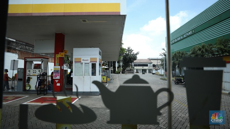 Warga melintas di depan Stasiun Pengisian Bahan Bakar Umum (SPBU) Shell di kawasan Jalan Joglo Raya, Kembangan, Jakarta Barat, Kamis (18/4/2024). (CNBC Indonesia/Tri Susilo)