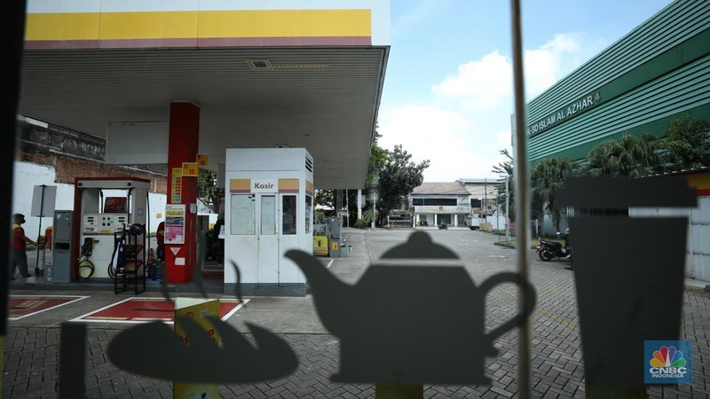 Warga melintas di depan Stasiun Pengisian Bahan Bakar Umum (SPBU) Shell di kawasan Jalan Joglo Raya, Kembangan, Jakarta Barat, Kamis (18/4/2024). (CNBC Indonesia/Tri Susilo)