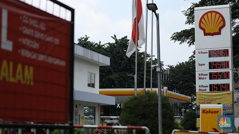Warga melintas di depan Stasiun Pengisian Bahan Bakar Umum (SPBU) Shell di kawasan Jalan Joglo Raya, Kembangan, Jakarta Barat, Kamis (18/4/2024). (CNBC Indonesia/Tri Susilo) Warga melintas di depan Stasiun Pengisian Bahan Bakar Umum (SPBU) Shell di kawasan Jalan Joglo Raya, Kembangan, Jakarta Barat, Kamis (18/4/2024). (CNBC Indonesia/Tri Susilo)