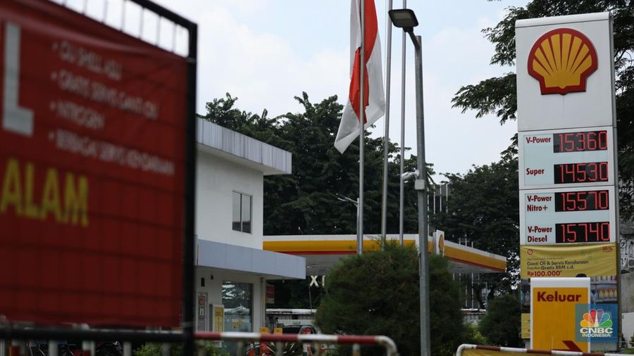 Suasana Stasiun Pengisian Bahan Bakar Umum (SPBU) Shell di Jalan Ciputat Raya, Kebayoran Lama, Jakarta Selatan, Kamis (18/4/2024). (CNBC Indonesia/Tri Susilo)