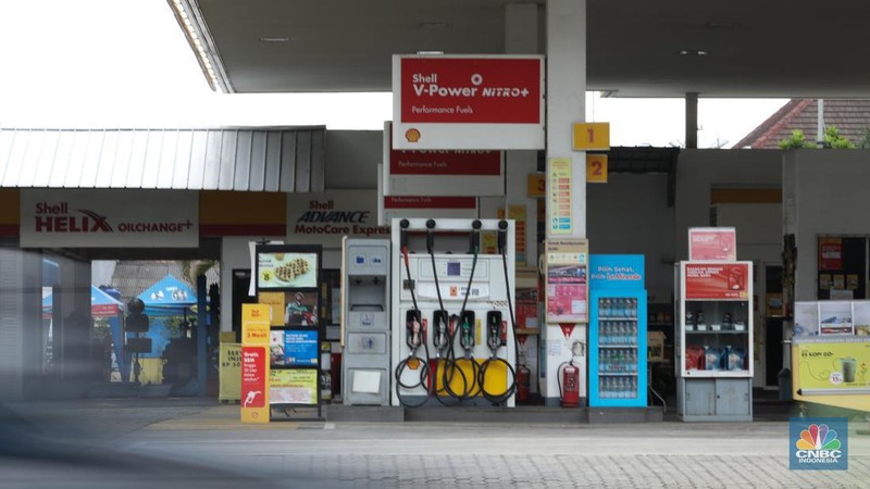 Warga melintas di depan Stasiun Pengisian Bahan Bakar Umum (SPBU) Shell di kawasan Jalan Joglo Raya, Kembangan, Jakarta Barat, Kamis (18/4/2024). (CNBC Indonesia/Tri Susilo)