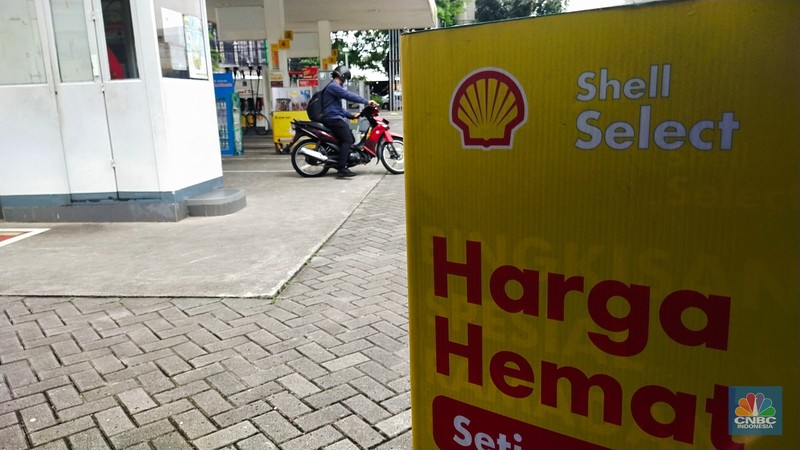 Warga melintas di depan Stasiun Pengisian Bahan Bakar Umum (SPBU) Shell di kawasan Jalan Joglo Raya, Kembangan, Jakarta Barat, Kamis (18/4/2024). (CNBC Indonesia/Tri Susilo)