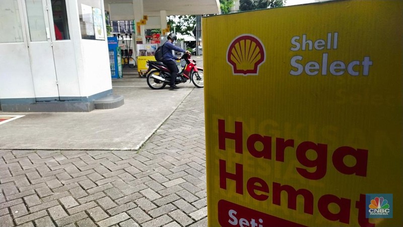 Warga melintas di depan Stasiun Pengisian Bahan Bakar Umum (SPBU) Shell di kawasan Jalan Joglo Raya, Kembangan, Jakarta Barat, Kamis (18/4/2024). (CNBC Indonesia/Tri Susilo)