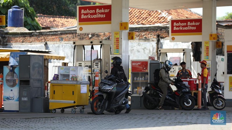 Warga melintas di depan Stasiun Pengisian Bahan Bakar Umum (SPBU) Shell di kawasan Jalan Joglo Raya, Kembangan, Jakarta Barat, Kamis (18/4/2024). (CNBC Indonesia/Tri Susilo)