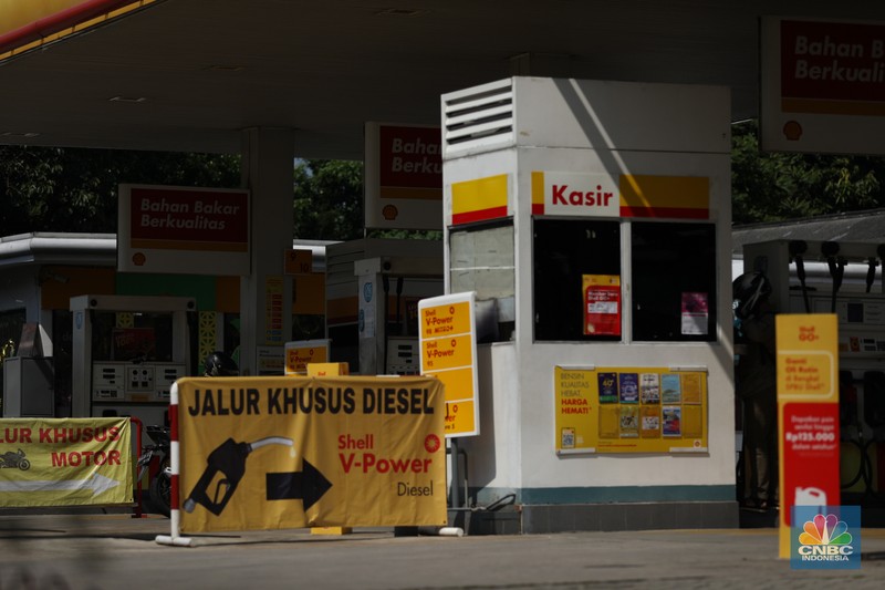 Warga melintas di depan Stasiun Pengisian Bahan Bakar Umum (SPBU) Shell di kawasan Jalan Joglo Raya, Kembangan, Jakarta Barat, Kamis (18/4/2024). (CNBC Indonesia/Tri Susilo) Warga melintas di depan Stasiun Pengisian Bahan Bakar Umum (SPBU) Shell di kawasan Jalan Joglo Raya, Kembangan, Jakarta Barat, Kamis (18/4/2024). (CNBC Indonesia/Tri Susilo)