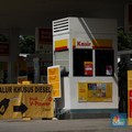 Suasana Stasiun Pengisian Bahan Bakar Umum (SPBU) Shell di kawasan Jalan Joglo Raya, Kembangan, Jakarta Barat, Kamis (18/4/2024). (CNBC Indonesia/Tri Susilo)