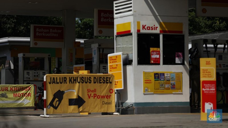 Warga melintas di depan Stasiun Pengisian Bahan Bakar Umum (SPBU) Shell di kawasan Jalan Joglo Raya, Kembangan, Jakarta Barat, Kamis (18/4/2024). (CNBC Indonesia/Tri Susilo)
