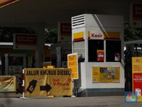 Suasana Stasiun Pengisian Bahan Bakar Umum (SPBU) Shell di kawasan Jalan Joglo Raya, Kembangan, Jakarta Barat, Kamis (18/4/2024). (CNBC Indonesia/Tri Susilo)