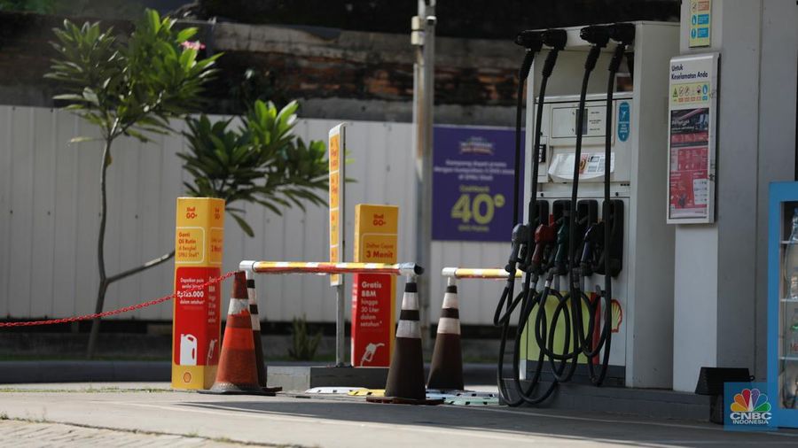 Warga melintas di depan Stasiun Pengisian Bahan Bakar Umum (SPBU) Shell di kawasan Jalan Joglo Raya, Kembangan, Jakarta Barat, Kamis (18/4/2024). (CNBC Indonesia/Tri Susilo)