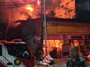 Saksi Dengar Teriakan Tolong dari Lantai Atas Toko Bingkai Terbakar di Jaksel