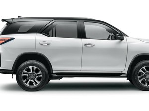 Toyota Fortuner Hybrid Aman buat Terjang Banjir Setinggi 70 Cm