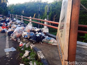 Duh! Tumpukan Sampah Berserakan di Jembatan Bagbagan Sukabumi