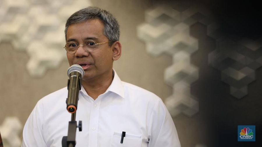 Wakil menteri Keuangan, Suahasil Nazara dalam Konferensi Pers terkait Perkembangan Isu Perekonomian Terkini di Gedung Ali Wardhana pada Kamis (18/4/2024). (CNBC Indonesia/Tri Susilo)