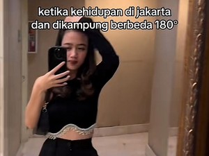 Viral Beda Gaya Wanita: di Jakarta Jadi Princess, di Kampung Angon Kambing