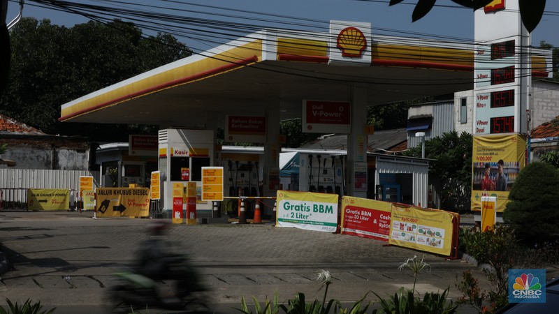 Warga melintas di depan Stasiun Pengisian Bahan Bakar Umum (SPBU) Shell di kawasan Jalan Joglo Raya, Kembangan, Jakarta Barat, Kamis (18/4/2024). (CNBC Indonesia/Tri Susilo) Warga melintas di depan Stasiun Pengisian Bahan Bakar Umum (SPBU) Shell di kawasan Jalan Joglo Raya, Kembangan, Jakarta Barat, Kamis (18/4/2024). (CNBC Indonesia/Tri Susilo)