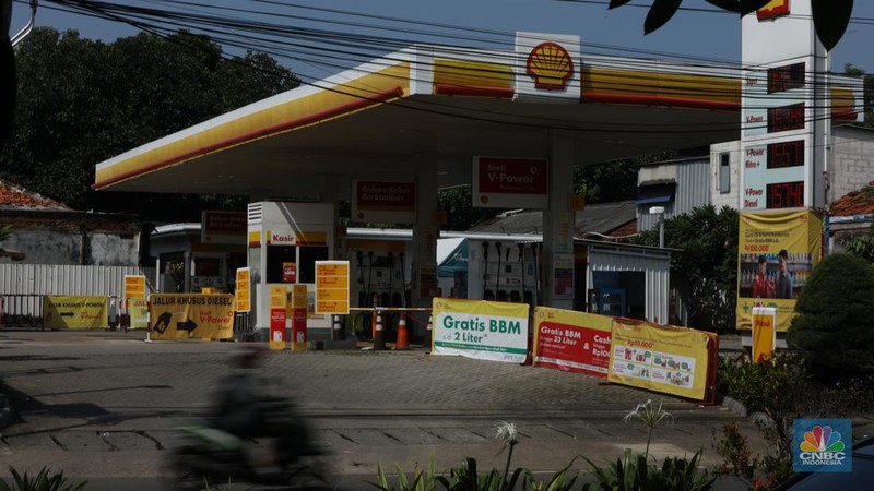 Warga melintas di depan Stasiun Pengisian Bahan Bakar Umum (SPBU) Shell di kawasan Jalan Joglo Raya, Kembangan, Jakarta Barat, Kamis (18/4/2024). (CNBC Indonesia/Tri Susilo)