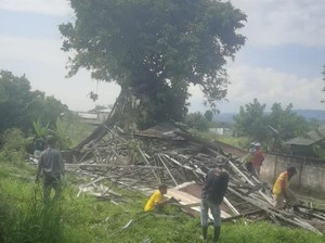Atap Pabrik di Bogor Rusak Diterpa Puting Beliung hingga Timpa 3 Rumah