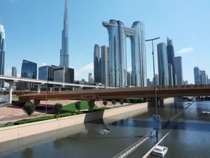 Top! Dubai Cuci Gedung Bekas Hujan Badai Pakai Drone