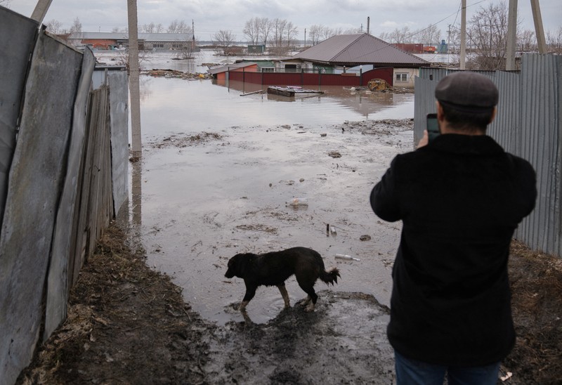 Banjir di Kazakhstan pada Rabu (17/4) waktu setempat. Proses evakuasi masih berlanjut di wilayah Kazakhstan Utara, Aktobe, hingga Kazakhstan Barat. (REUTERS/Tamara Vaal) Banjir di Kazakhstan pada Rabu (17/4) waktu setempat. Proses evakuasi masih berlanjut di wilayah Kazakhstan Utara, Aktobe, hingga Kazakhstan Barat. (REUTERS/Tamara Vaal)