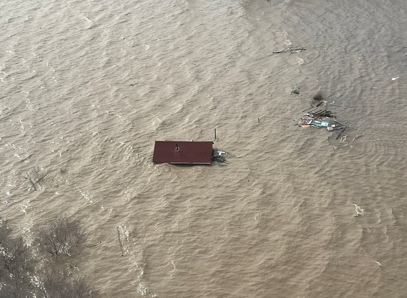 Banjir di Kazakhstan pada Rabu (17/4) waktu setempat. Proses evakuasi masih berlanjut di wilayah Kazakhstan Utara, Aktobe, hingga Kazakhstan Barat. (REUTERS/Tamara Vaal)