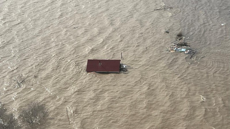Banjir di Kazakhstan pada Rabu (17/4) waktu setempat. Proses evakuasi masih berlanjut di wilayah Kazakhstan Utara, Aktobe, hingga Kazakhstan Barat. (REUTERS/Tamara Vaal)