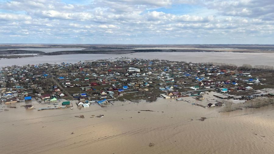 Banjir di Kazakhstan pada Rabu (17/4) waktu setempat. Proses evakuasi masih berlanjut di wilayah Kazakhstan Utara, Aktobe, hingga Kazakhstan Barat. (REUTERS/Tamara Vaal)