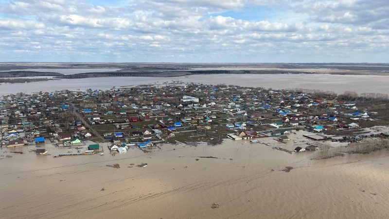 Banjir di Kazakhstan pada Rabu (17/4) waktu setempat. Proses evakuasi masih berlanjut di wilayah Kazakhstan Utara, Aktobe, hingga Kazakhstan Barat. (REUTERS/Tamara Vaal)