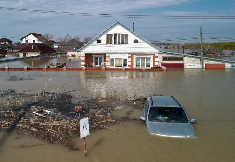 Banjir di Kazakhstan pada Rabu (17/4) waktu setempat. Proses evakuasi masih berlanjut di wilayah Kazakhstan Utara, Aktobe, hingga Kazakhstan Barat. (REUTERS/Tamara Vaal)