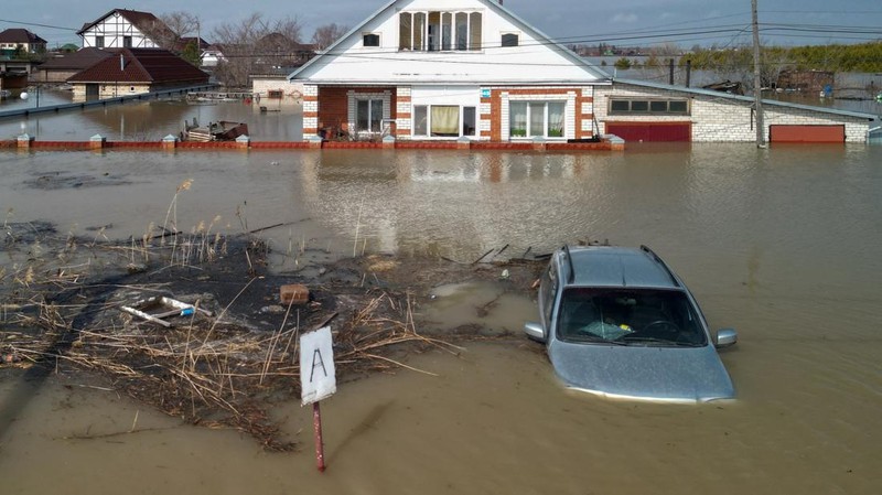 Banjir di Kazakhstan pada Rabu (17/4) waktu setempat. Proses evakuasi masih berlanjut di wilayah Kazakhstan Utara, Aktobe, hingga Kazakhstan Barat. (REUTERS/Tamara Vaal)