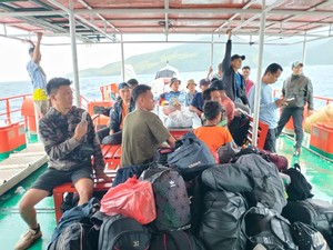 Gunung Ruang Erupsi, Puluhan Napi dan Pegawai Lapas Dievakuasi Pakai Kapal