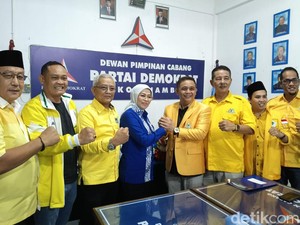 Budi Setiawan Setor Berkas Pendaftaran Pilwako Jambi ke Demokrat