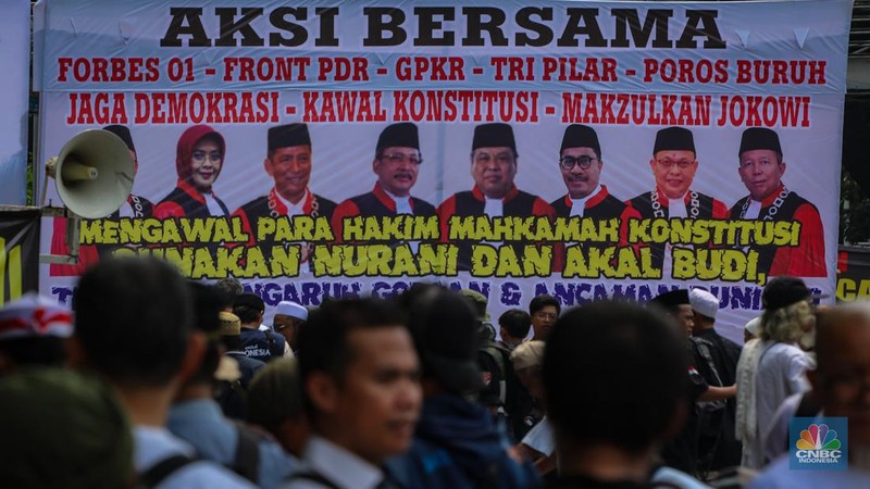 Demonstran yang tergabung dalam Koalisi Aksi Bersama melakasanakan salat Jumat di kawasan Patung Kuda, Jakarta, Jumat (19/4/2024).  (CNBC Indonesia/Faisal Rahman)