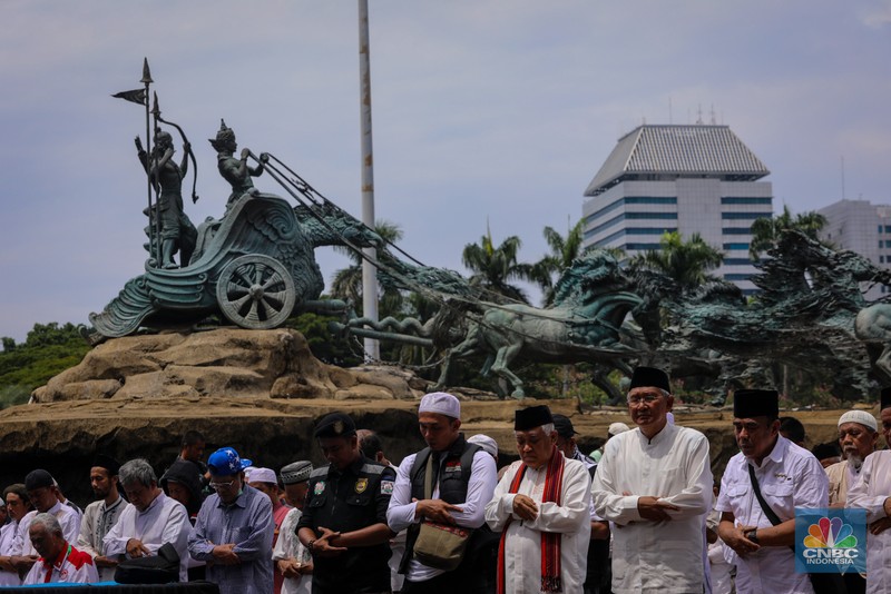 Demonstran yang tergabung dalam Koalisi Aksi Bersama melakasanakan salat Jumat di kawasan Patung Kuda, Jakarta, Jumat (19/4/2024). (CNBC Indonesia/Faisal Rahman) Demonstran yang tergabung dalam Koalisi Aksi Bersama melakasanakan salat Jumat di kawasan Patung Kuda, Jakarta, Jumat (19/4/2024). (CNBC Indonesia/Faisal Rahman)
