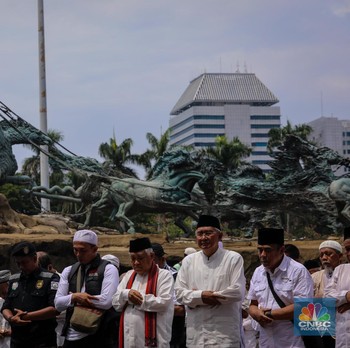Potret Massa Pendukung Anies-Cak Imin Jumatan di Kawasan Patung Kuda