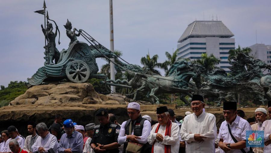 Demonstran yang tergabung dalam Koalisi Aksi Bersama melakasanakan salat Jumat di kawasan Patung Kuda, Jakarta, Jumat (19/4/2024).  (CNBC Indonesia/Faisal Rahman)