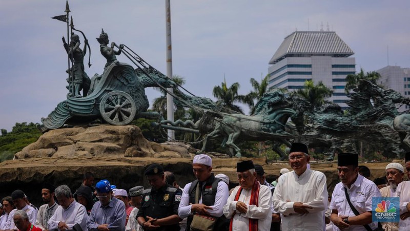 Demonstran yang tergabung dalam Koalisi Aksi Bersama melakasanakan salat Jumat di kawasan Patung Kuda, Jakarta, Jumat (19/4/2024).  (CNBC Indonesia/Faisal Rahman)