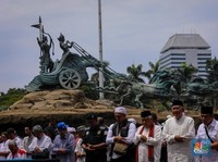 Potret Massa Pendukung Anies-Cak Imin Jumatan di Kawasan Patung Kuda