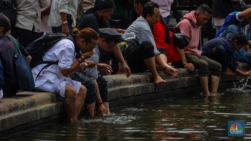 Demonstran yang tergabung dalam Koalisi Aksi Bersama melakasanakan salat Jumat di kawasan Patung Kuda, Jakarta, Jumat (19/4/2024).  (CNBC Indonesia/Faisal Rahman)