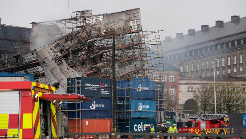 A smoke rises from the ruins of the Old Stock Exchange building Boersen, after the outer walls collapsed in a fire, in Copenhagen, Denmark April 19, 2024. Ritzau Scanpix/Emil Helms via REUTERS    ATTENTION EDITORS - THIS IMAGE WAS PROVIDED BY A THIRD PARTY. DENMARK OUT. NO COMMERCIAL OR EDITORIAL SALES IN DENMARK.