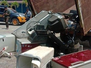 Listrik Sering Padam, Warga OKU Demo PLN Bawa Barang Elektronik Rusak