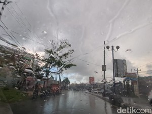 Prakiraan Cuaca BMKG: Hujan Turun di Langit Bandung Siang Hari