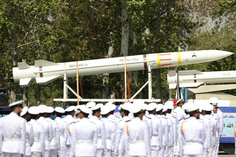 Iran memamerkan drone, rudal, dan tentara pada upacara parade Hari Tentara Nasional di Teheran, Iran, (17/4/2024) waktu setempat. (via REUTERS/Majid Asgaripour) Iran memamerkan drone, rudal, dan tentara pada upacara parade Hari Tentara Nasional di Teheran, Iran, (17/4/2024) waktu setempat. (via REUTERS/Majid Asgaripour)