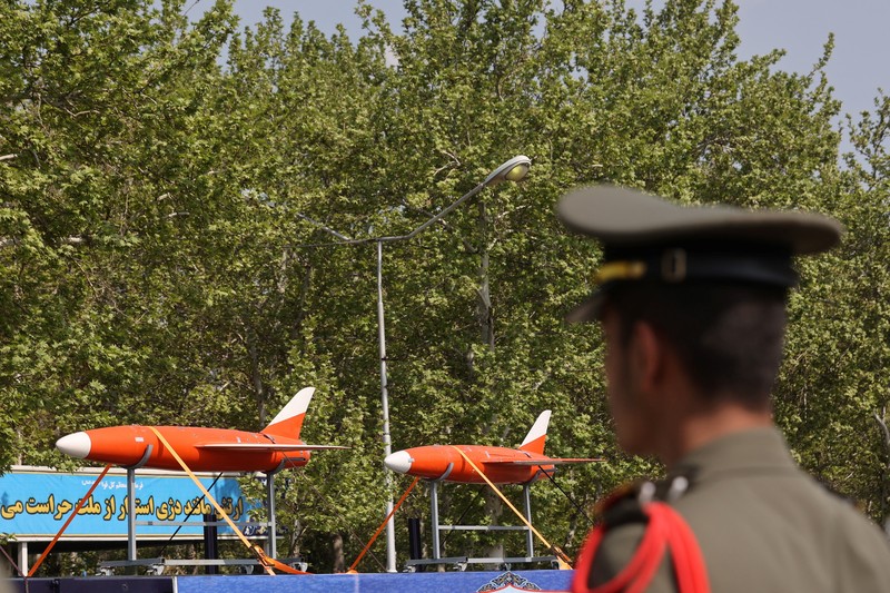 Iran memamerkan drone, rudal, dan tentara pada upacara parade Hari Tentara Nasional di Teheran, Iran, (17/4/2024) waktu setempat. (via REUTERS/Majid Asgaripour) Iran memamerkan drone, rudal, dan tentara pada upacara parade Hari Tentara Nasional di Teheran, Iran, (17/4/2024) waktu setempat. (via REUTERS/Majid Asgaripour)