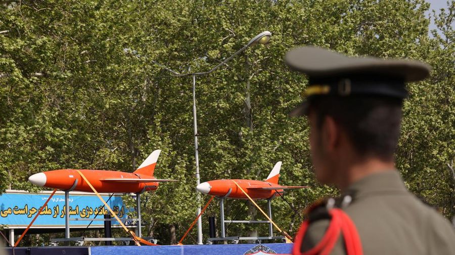 Iran memamerkan drone, rudal, dan tentara pada upacara parade Hari Tentara Nasional di Teheran, Iran, (17/4/2024) waktu setempat. (via REUTERS/Majid Asgaripour)