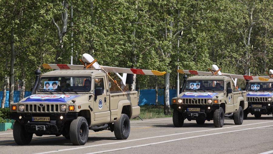 Iran memamerkan drone, rudal, dan tentara pada upacara parade Hari Tentara Nasional di Teheran, Iran, (17/4/2024) waktu setempat. (via REUTERS/Majid Asgaripour)