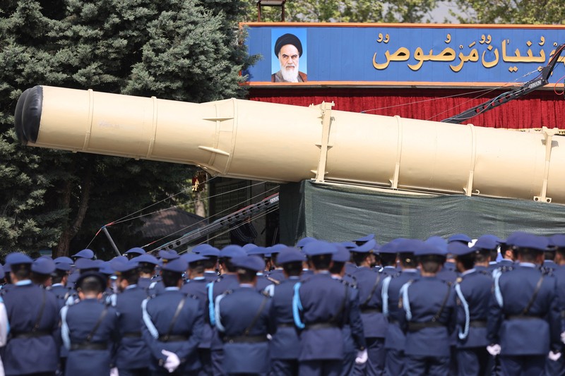 Jemaah Iran melaksanakan salat Idul Fitri menandai berakhirnya bulan suci Ramadhan, di Teheran, Iran, Rabu, 10 April 2024. (AP Photo/Vahid Salemi) Jemaah Iran melaksanakan salat Idul Fitri menandai berakhirnya bulan suci Ramadhan, di Teheran, Iran, Rabu, 10 April 2024. (AP Photo/Vahid Salemi)