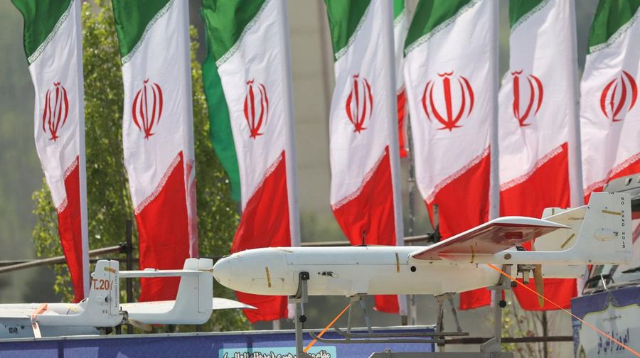 Iran memamerkan drone, rudal, dan tentara pada upacara parade Hari Tentara Nasional di Teheran, Iran, (17/4/2024) waktu setempat. (via REUTERS/Majid Asgaripour)